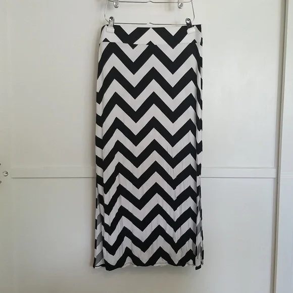 ❤️$6 Sale!❤️ Black & White Chevron Print Maxi Skirt EUC - Picture 4 of 4
